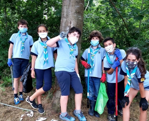 Scouts limpiando el monte