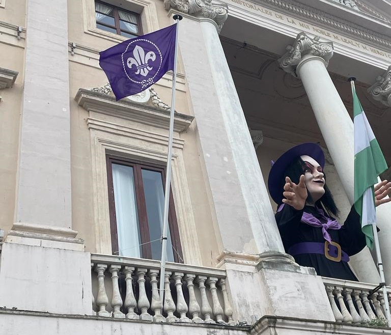 Bandera scout ondeando en el Ayto de Cádiz