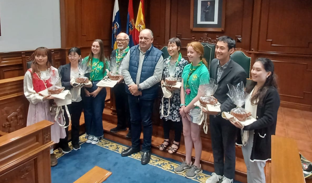 Tanaka Toshiko y Ogawa Tadayoshi, en el salón de plenos del Ayuntamiento de Telde luciendo los fulares de nuestro Grupo