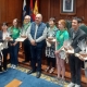 Tanaka Toshiko y Ogawa Tadayoshi, en el salón de plenos del Ayuntamiento de Telde luciendo los fulares de nuestro Grupo